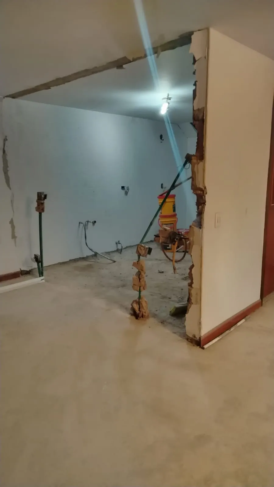 Demolición muro instalación hidráulica