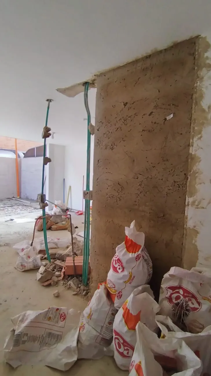 Demolición muro puntales obra gris