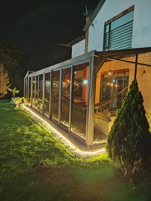 Domo vidrio iluminado nocturno pérgola jardin