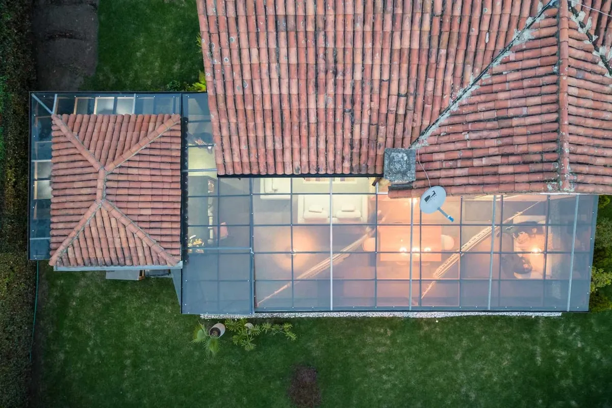 Domo vidrio vista aérea cenital drone